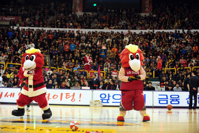 2013-2014시즌 창원 LG 디오스(現 창원 LG 세이커스) 크리스마스 이벤트 사진./KBL