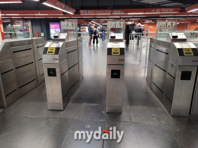 평소에는 승차권을 태그해야 투명한 문이 열리는데, 파업 중이라 출입구의 문을 열어놓은 지하철 역