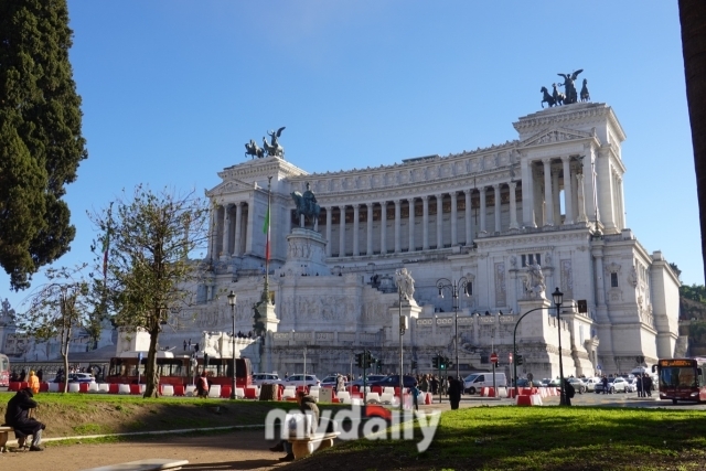 고색창연한 도시 로마와는 어울리지 않는 신식 건물이라 이탈리아 사람들이 떨떠름하게 생각한다는 비토리오 에마누엘레 2세 기념당. 그래도 통일 이탈리아를 이뤄낸 초대 국왕의 이름을 딴 웅장한 건물이다.