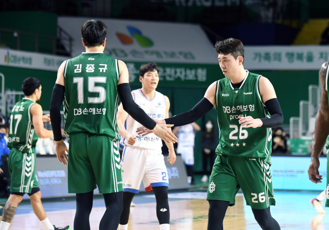 원주 DB 프로미 김종규, 강상재./KBL 