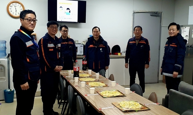 김이배 제주항공 대표(오른쪽)/제주항공
