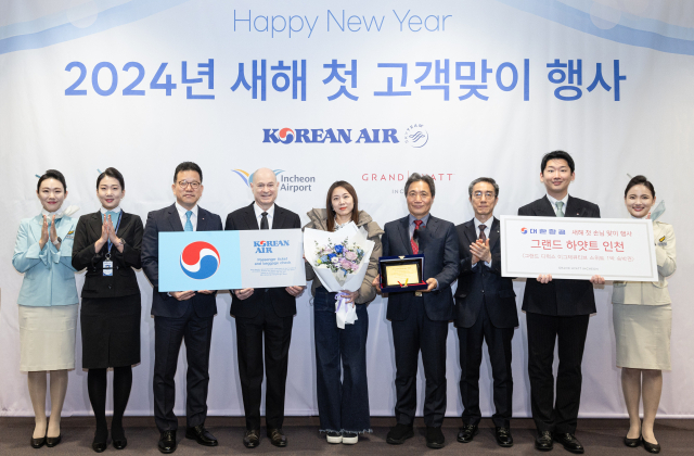 왼쪽부터 송보영 대한항공 여객사업본부장, 데이빗 페이시 대한항공 기내식기판 및 라운지 부문 부사장, 새해 첫 고객, 이학재 인천국제공항공사 사장, 유구종 인천국제공항공사 운영본부장./대한항공