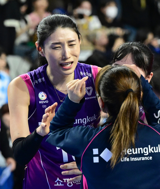 승리 후 후배들을 껴안고 기뻐한 김연경 / KOVO(한국배구연맹)