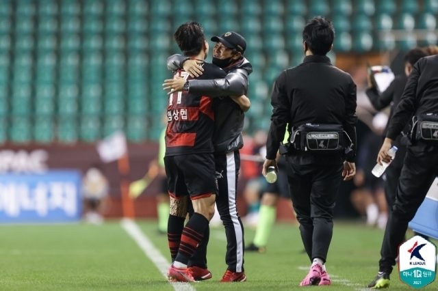 임상협과 김기동 감독/한국프로축구연맹