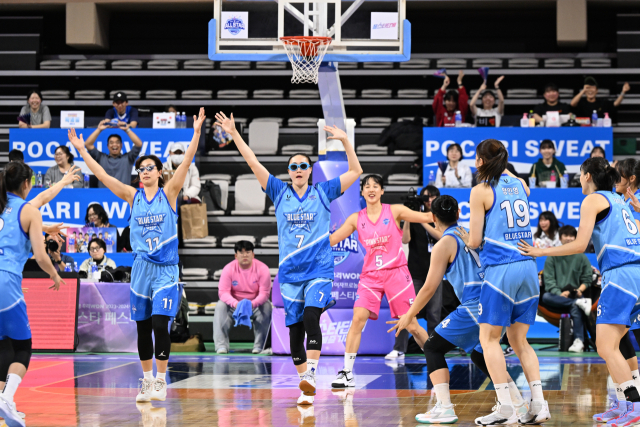 세리머니를 하는 이경은(좌)과 김정은./WKBL