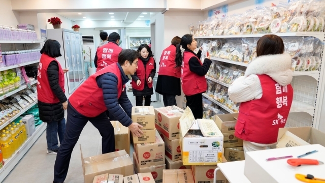 SK증권 직원이 11일 서울특별시립 서울역쪽방상담소에서 운영하는 ‘온기창고’로 보양식 3종 키트를 직접 배송 후 매대 진열, 창고 정리 등 활동을 했다./SK증권