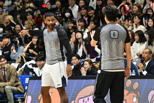 심판으로 경기에 나선 안양 정관장 레드부스터스 대릴 먼로와 서울 SK 나이츠 허일영./KBL