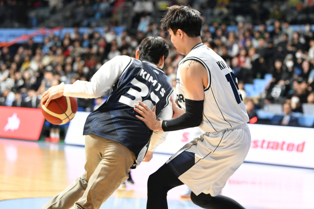 동부 DB 프로미 김주성 감독과 김종규./KBL