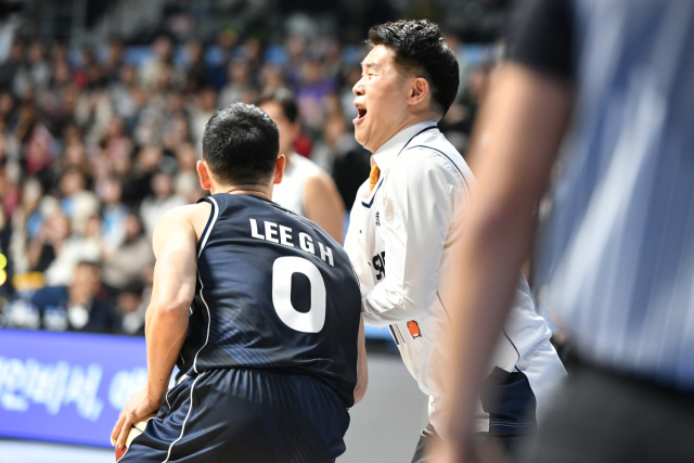 창원 LG 세이커스 이관희와 조상현 감독./KBL