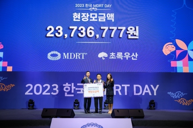 21기 한국MDRT협회가 지난해 총 3186만9000원을 기부했다. 사진은 지난 10월 한국 MDRT 데이에서 박천국 한국MDRT협회 협회장(왼쪽), 이홍렬 초록우산 홍보대사(가운데), 한인숙 사회공헌분과 위원장./한국MDRT협회