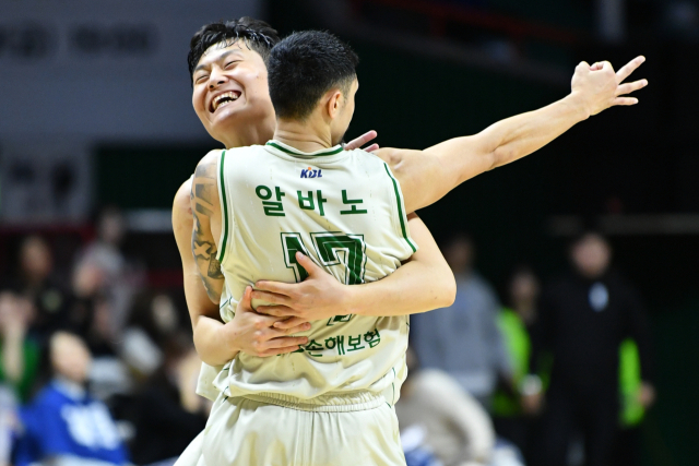 원주 DB 프로미 박인웅과 알바노./KBL