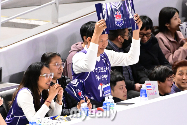 타나차 가족이 응원을 펼치며 경기를 지켜보고 있다/ 한국배구연맹.