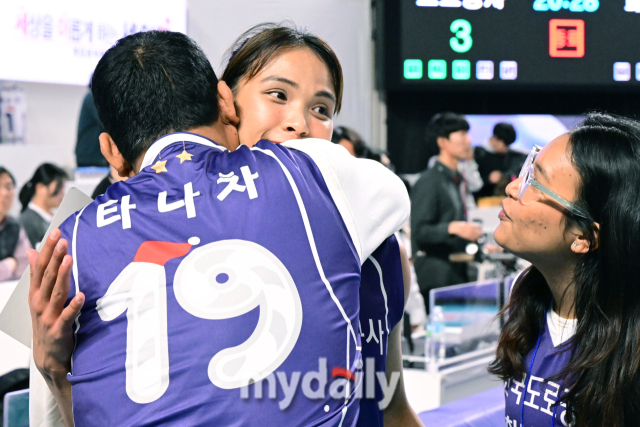 페퍼저축은행과의 경기에서 승리한 한국도로공사 타나차가 아버지와 포옹을 하고 있다 / 한국배구연맹.