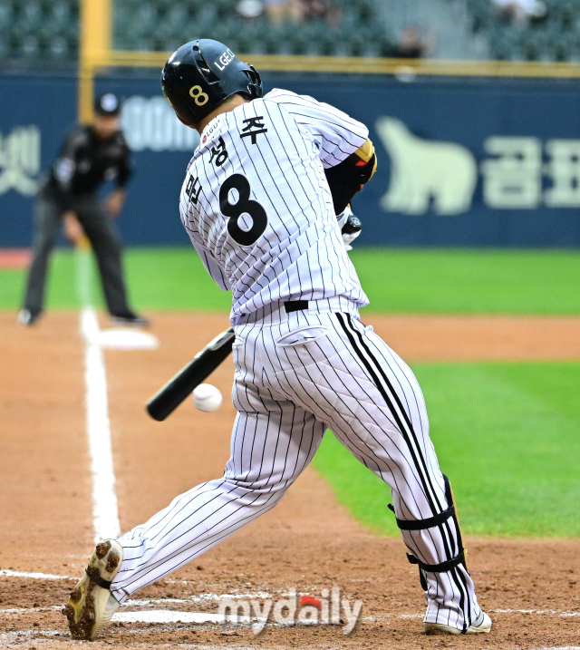 문성주가 득점을 기록한 뒤 동료들의 축하를 받고 있다 / 잠실 = 유진형 기자 zolong@mydaily.co.kr