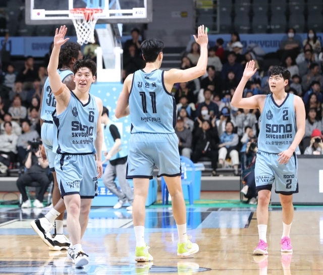 김민욱과 이정현/KBL