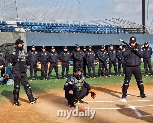 ABS 시스템과 피치클락 적응 훈련을 진행하고 있는 KBO 심판위원들./이천=김건호 기자 rjsgh2233@mydaily.co.kr