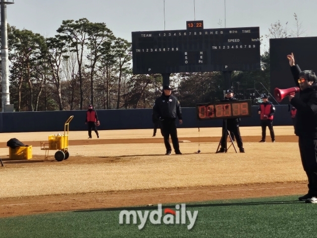 ABS 시스템과 피치클락 적응 훈련을 진행하고 있는 KBO 심판위원들./이천=김건호 기자 rjsgh2233@mydaily.co.kr