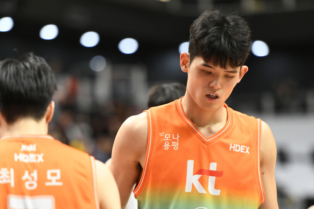 창원 LG가 수원 KT를 제압하며 2연승을 달렸다./KBL