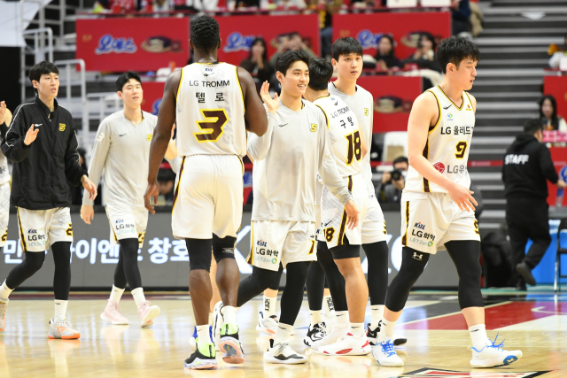 창원 LG가 수원 KT를 제압하며 2연승을 달렸다./KBL