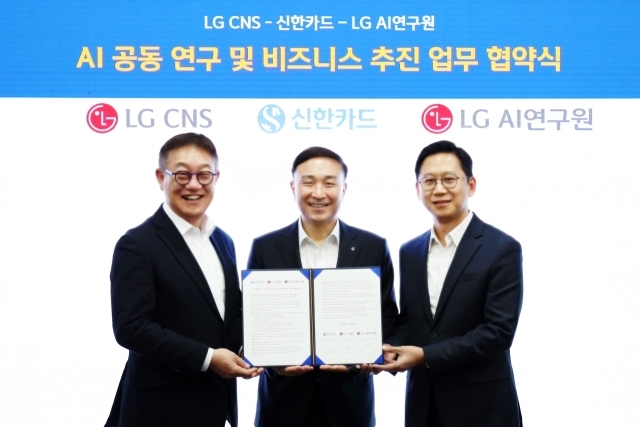 신한카드가 지난 26일 서울 중구 신한카드 본사에서 LG CNS, LG AI연구원과 함께 AI(인공지능) 공동연구를 위한 업무 협약을 체결했다. 왼쪽부터 현신균 LG CNS 대표이사, 문동권 신한카드 사장, 배경훈 LG AI연구원장./신한카드