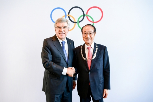 윤세영(오른쪽) 회장이 30일 올림픽 훈장을 받은 뒤 토마스 바흐 IOC 위원장과 악수하고 있다. /대한체육회 제공
