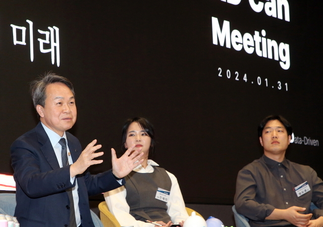 진옥동 신한금융그룹 회장(맨 왼쪽)이 1월 31일 오후 서울 중구 본사에서 열린 ‘AD(AI·데이터) 캔미팅’에서 발언하고 있다./신한금융그룹