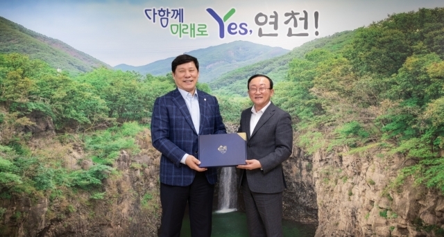 허구연 KBO 총재와 김덕현 연천군수./KBO