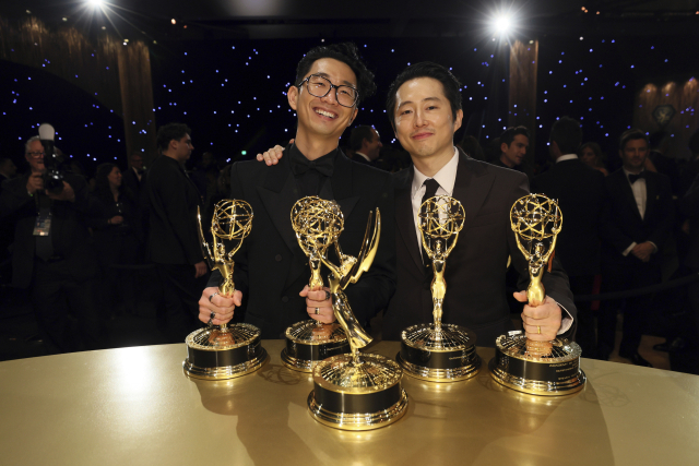 이성진 감독과 배우 스티븐 연. / AP/Invision for the Television Academy, © Television Academy