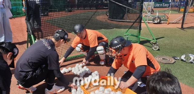 김정민 배터리코치와 이재원, 최재훈/멜버른(호주)=김진성 기자 kkomag@mydaily.co.kr