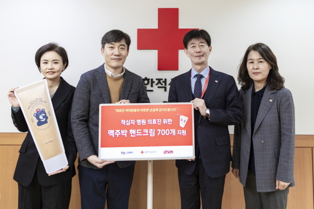 2일 서울 중구 대한적십자사 서울사무소에서 열린 기부물품 전달식. 사진 왼쪽부터 이은아 오비맥주 사회공헌팀 이사, 이범주 라피끄 대표, 박종술 대한적십자사 사무총장, 박선영 대한적십자사 본부장. /오비맥주