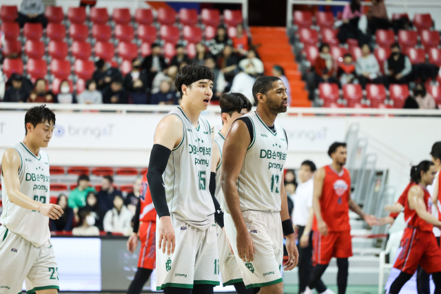 원주 DB 프로미 김종규와 디드릭 로슨./KBL
