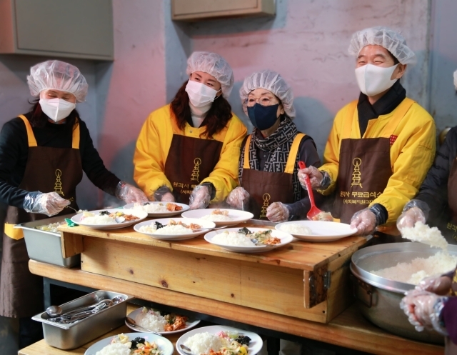 아성다이소 임직원이 지난 31일 저소득 노인과 노숙인 대상 무료 점심을 배식하고 있다. /아성다이소