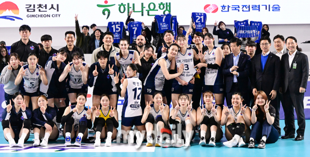 IBK기업은행 선수들이 한국도로공사와의 경기에서 셧아웃 승리한 뒤 포즈를 취하고 있다 / 한국배구연맹.