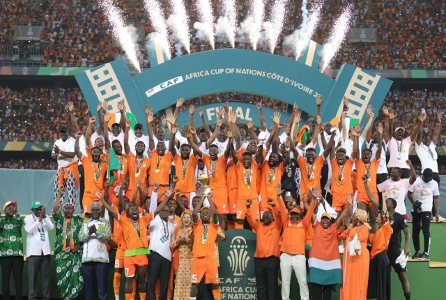 우승컵을 들고 세리머니하는 코트디부아르 선수들. /2023 네이션스컵 홈페이지