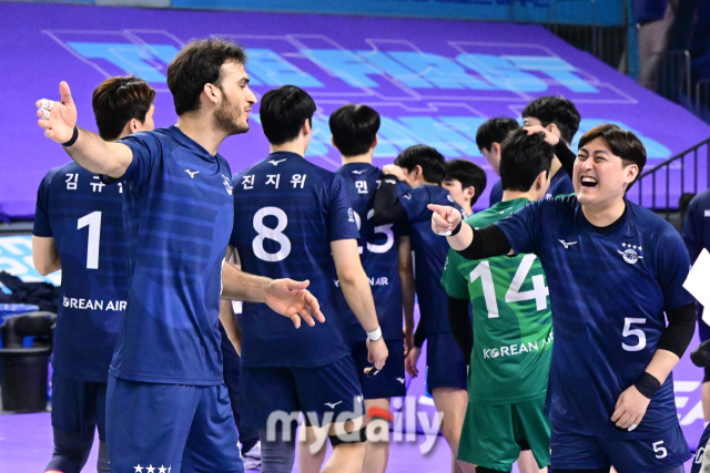 유광우와 무라드가 경기 승리 후 이야기를 나누며 기뻐하고 있다 / 한국배구연맹.