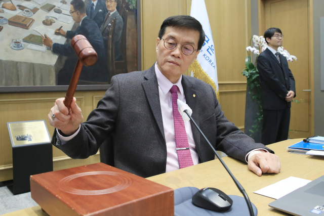 이창용 한국은행 총재가 22일 오전 서울 중구 한국은행에서 열린 금융통화위원회 본회의에서 회의를 주재하고 있다./한국은