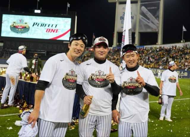 LG트윈스가 29년만에 한국시리즈 우승을 기념해 토종샴페인 골든블랑으로 축배를 들고 있다. 
