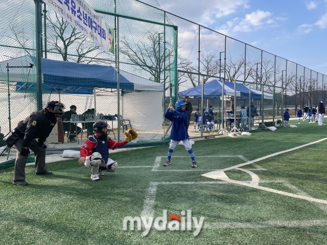 수원TNP 유소년야구단과 과천시 유소년야구단 경기 장면. /순창 팔덕야구장=심재희 기자