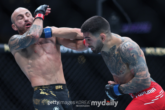 토푸리아(오른쪽)가 2월 18일 열린 UFC 298 페더급 챔피언전에서 볼카노프스키에게 펀치를 적중하고 있다. /게티이미지코리아