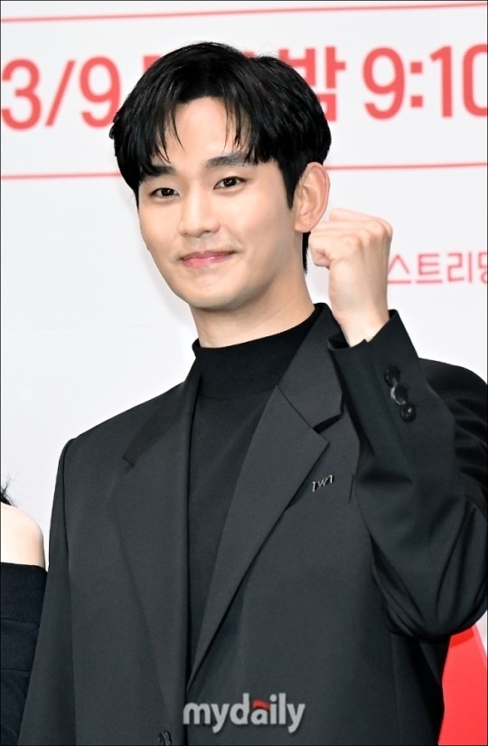 장영우, 김희원 감독을 비롯해 배우 김수현, 김지원, 박성훈, 곽동연, 이주빈이 참석한 tvN 