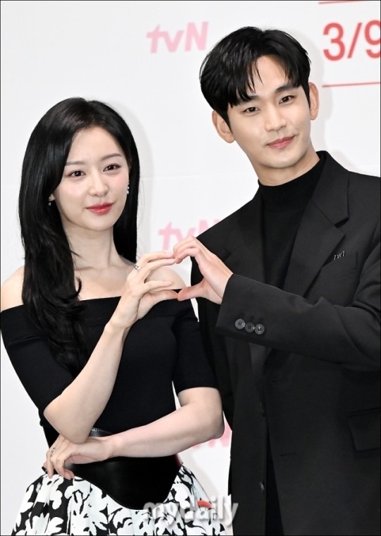 장영우, 김희원 감독을 비롯해 배우 김수현, 김지원, 박성훈, 곽동연, 이주빈이 참석한 tvN 