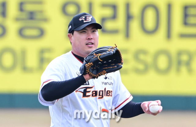 선발투수 류현진이 투구를 준비하고 있다./대전=유진형 기자zolong@mydaily.co.kr