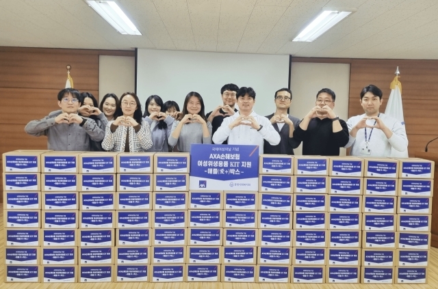 AXA손해보험이 6일 서울시 서대문구 소재 동방사회복지회를 방문해 저소득층 여성 청소년 및 장애인 100명을 위한 여성 위생용품 키트 ‘애플(愛+)박스’ 제작 후 전달식에서 2024 국제 여성의 날 캠페인 공식 포즈를 취하고 있다./AXA손보