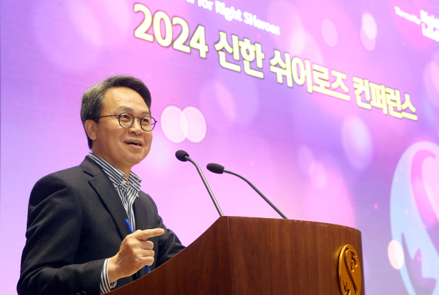 진옥동 신한금융그룹 회장이 8일 오후 서울시 중구 본사에서 열린 ‘2024년 신한 쉬어로즈 콘퍼런스’에서 축사를 하고 있다./신한금융그룹