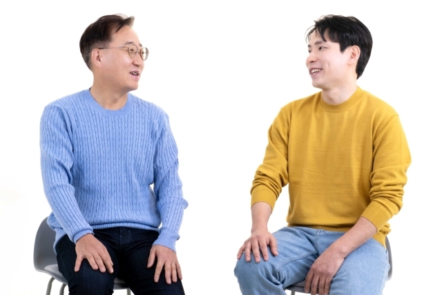 윤호영 카카오뱅크 대표이사(왼쪽)와 김형우 트래블월렛 대표가 지난 7일 카카오뱅크 판교오피스에서 업무협약식을 진행하고 있다./카카오뱅크