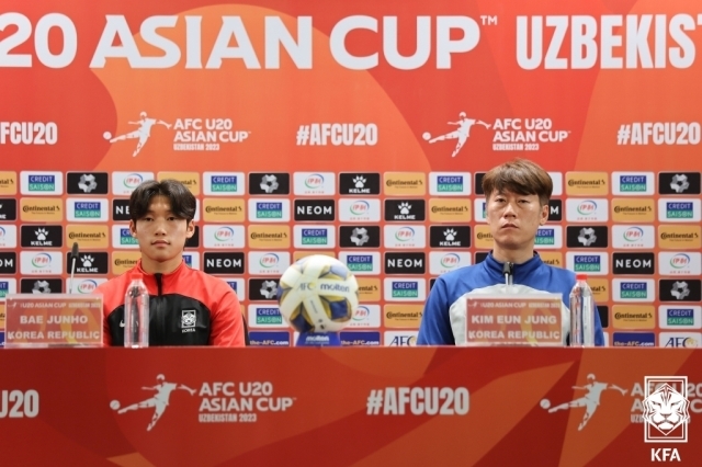 2023 AFC U-20 아시안컵 당시 배준호(왼쪽), 김은중 감독/대한축구협회