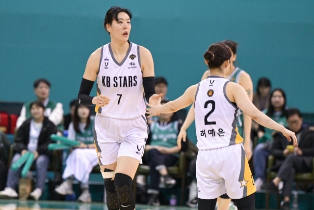 박지수와 허예은/WKBL