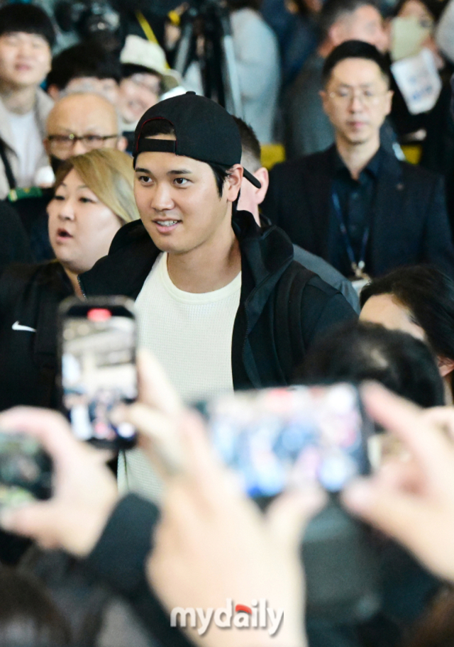 입국하는 오타니 쇼헤이(중간). 인천국제공항=곽경훈 기자