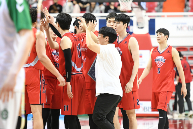 울산 현대모비스가 원주 DB를 꺾고 12시즌 연속 플레이오프 진출을 확정했다/KBL