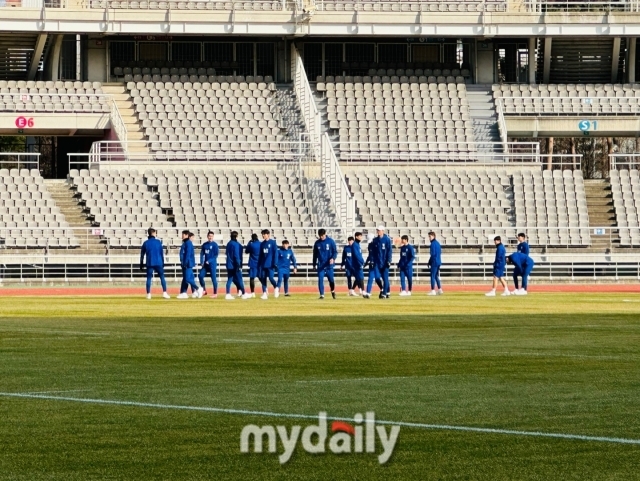 황선홍 감독이 이끄는 대한민국 축구대표팀이 18일 고양종합운동장에서 소집 훈련을 진행했다/최병진 기자